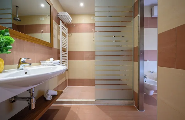 غرفة كومفورت ثلاثية بسرير مزدوج وسرير فردي، Leonardo Hotel Lago di Garda - Wellness and Spa 5/5