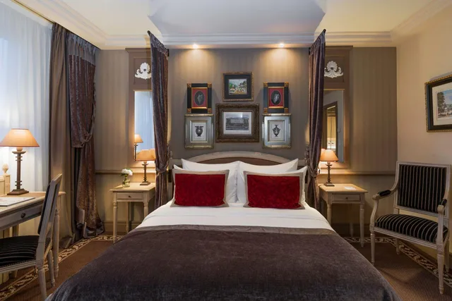 Classic, Single, Queen Bed, Royal Manotel 1/1