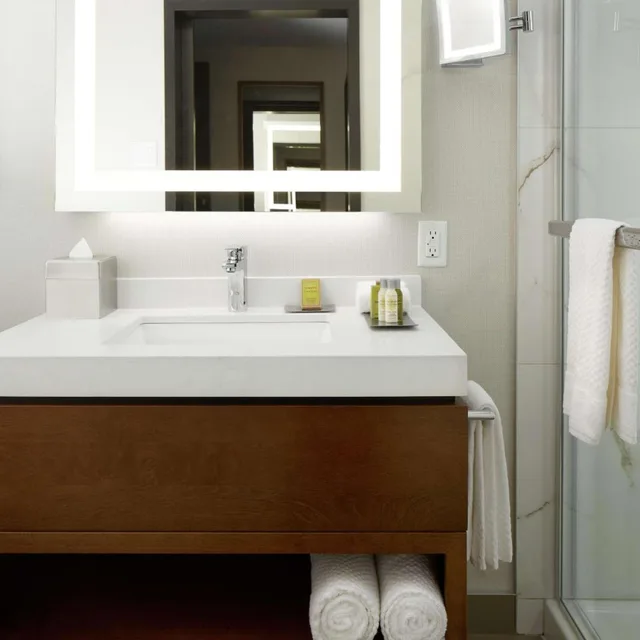 Room, King Bed, Queen Bed, Doubletree by Hilton Montreal Airport 2/3