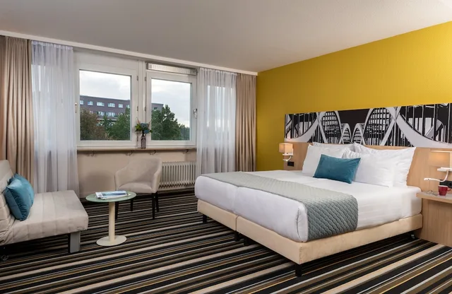 غرفة سوبيريور ثلاثية بسرير مزدوج مع أريكة، Leonardo Hotel Hamburg Elbbruken Ex Gresham Carat Hotel 2/10