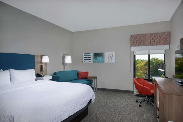 غرفة تنفيذية بسرير كينج بشرفة، Hampton Inn Jupiter/Juno Beach 1/3