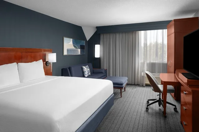 غرفة بسرير كينج مع أريكة، Courtyard by Marriott San Diego - Rancho Bernardo 1/8