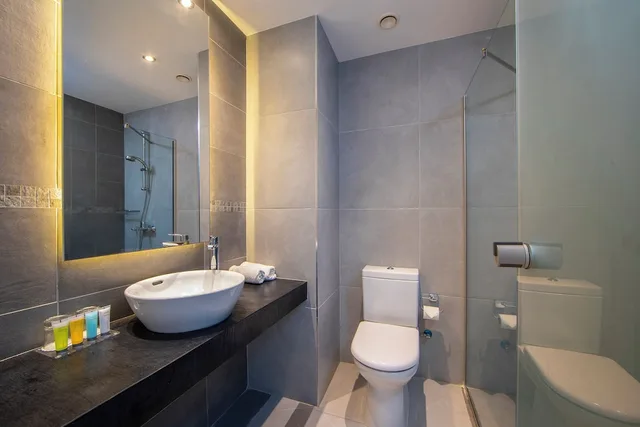 غرفة سوبيريور بسرير مزدوج بإطلالة على المسبح، Mayfair Hotel 7/8
