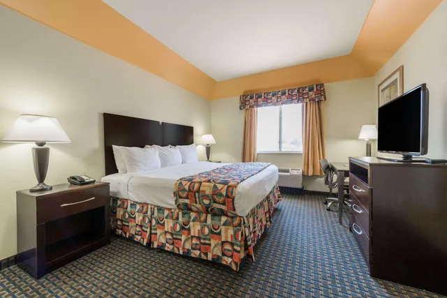 غرفة بسرير كوين، Days Inn Suites By Wyndham Cleburne Tx 1/1