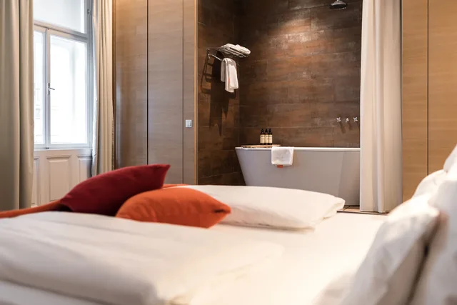 Room, Queen Bed, Xl، Hollmann Beletage Design and Boutique 1/6