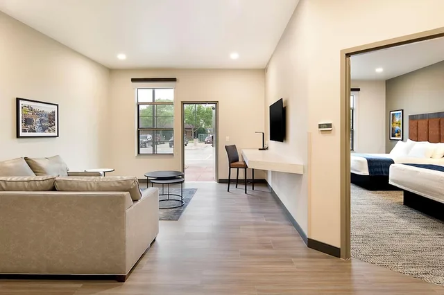 Walkout, Suite, 2 Queen Beds، Clubhouse Hotel Suites Sioux Falls 2/3