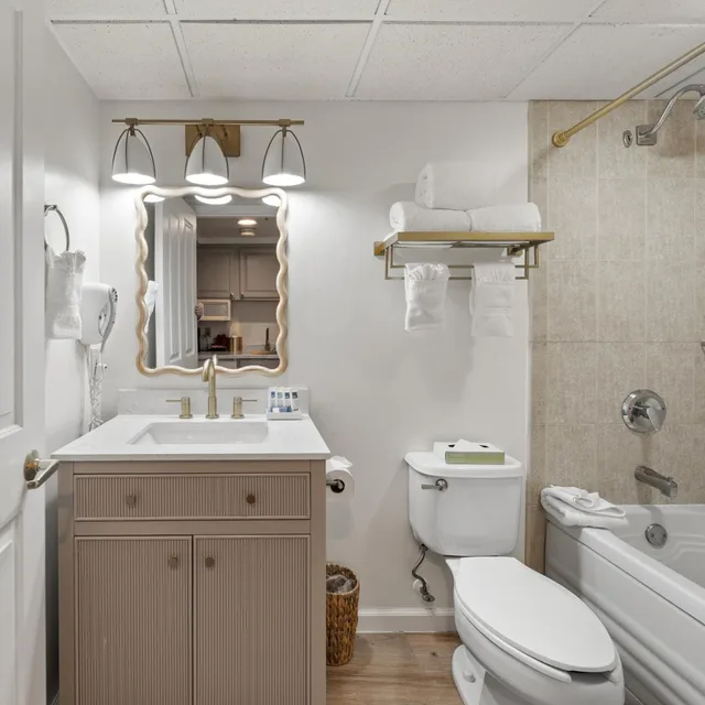 غرفة بسرير كينج بإطلالة على المتنزه مع أريكة، Bella Vista Suites 5/6