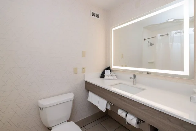 Standard, Holiday Inn Express Hotel Suites Berkeley 7/8