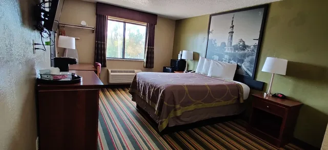 Room, Queen Bed, Super 8 By Wyndham Champaign 3/10