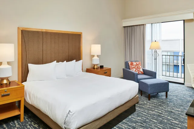 غرفة بسرير كينج بإطلالة على الفناء بشرفة، DoubleTree by Hilton Hotel Berkeley Marina 1/2