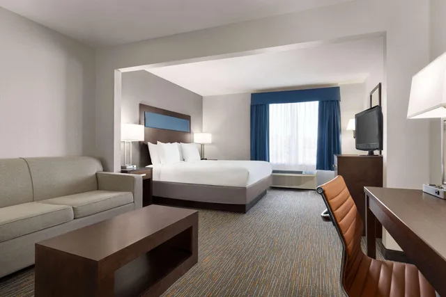غرفة بسرير كينج، Wingate by Wyndham Southport 1/1