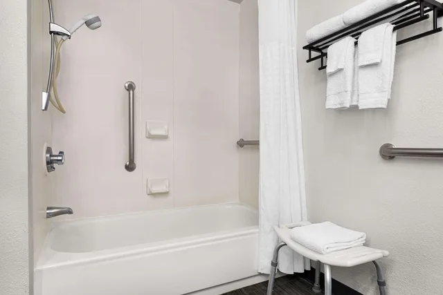 غرفة بسرير كينج لذوي الإعاقة، La Quinta Inn & Suites by Wyndham Cleveland Airport West 2/5