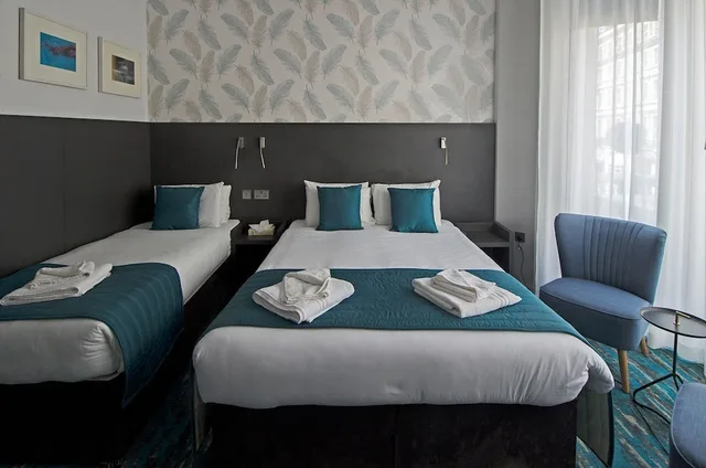 غرفة تنفيذية ثلاثية بسرير مزدوج وسرير فردي، Commodore Hotel London 1/7