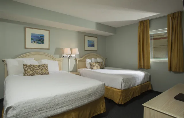 شقة سكنية بسرير كينج وسريرين كوين بغرفتي نوم بإطلالة جزئية على البحر مع أريكة، Grande Shores Ocean Resorts Condominiums 4/5