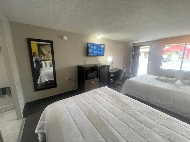 غرفة بسريرين مزدوجين، Super 8 by Wyndham Monroe 1/9