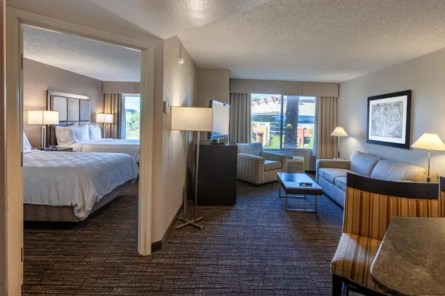 جناح بسريرين كوين بغرفة نوم واحدة مع أريكة، Holiday Inn And Suites Scottsdale North Airpark Ex Wingate By Wyndham Scottsdale 1/8