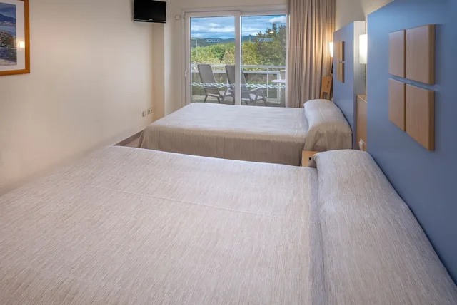 غرفة قياسية رباعية بسرير مزدوج وسريرين منفصلين، Caprici Beach Hotel & Spa 2/6