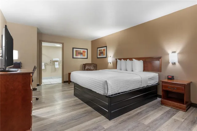غرفة بسرير كينج لذوي الإعاقة، Surestay Plus Hotel By Best Western Poteau 2/4
