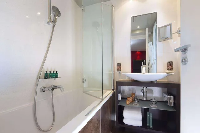 غرفة ثلاثية بسرير كوين مع أريكة، Grand Hotel Saint Michel 4/5