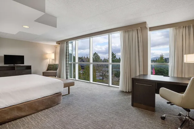 جناح بسرير كينج مع أريكة لذوي الإعاقة، Embassy Suites by Hilton Seattle Bellevue 1/10
