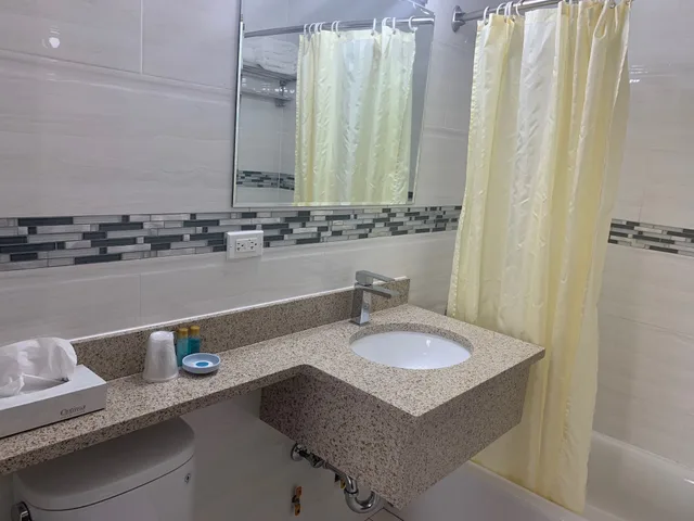 غرفة بريميوم بسرير كينج، Queens Hotel 6/6