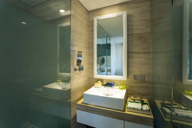 Senior Deluxe Double Partial Ocean View, Holiday Beach Hotel Danang 2/3