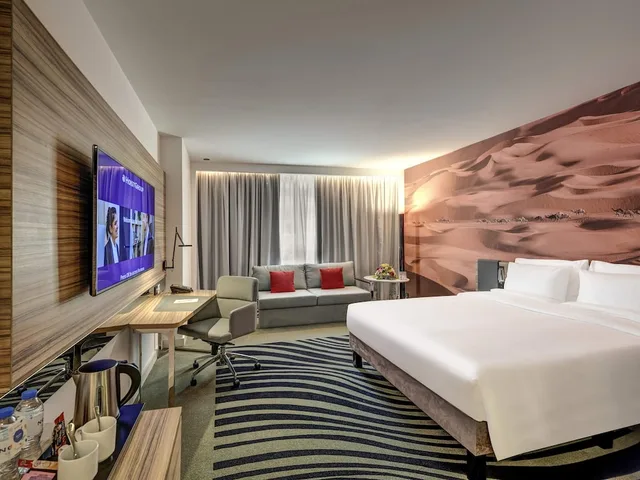 غرفة قياسية بسرير مزدوج بإطلالة على المدينة، Novotel Sharjah Expo Centre 2/10