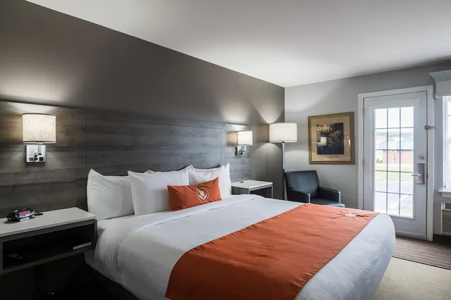 Drive Up, King Bed، Amsterdam Inn & Suites Moncton 3/4