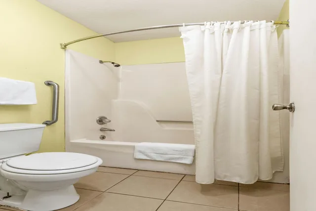 غرفة بسرير كينج، Budget Host Inn by Hotel O Portland near I-65 2/2