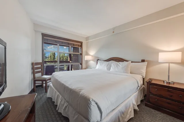 جناح بسرير كينج بإطلالة على الجبل بغرفة نوم واحدة مع أريكة بمطبخ، Blackcomb Springs Suites by CLIQUE 1/3
