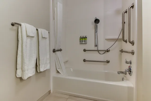 غرفة بسرير كينج لذوي الإعاقة، Holiday Inn Express & Suites Nashville Metrocenter Downtown 6/7