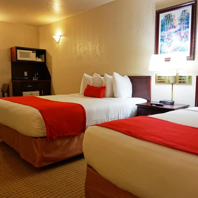 جناح استوديو بسرير كوين، Ramada By Wyndham Lloydminster 6/10