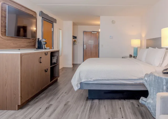 غرفة قياسية بسرير كينج بإطلالة على المسبح، Holiday Inn Resort South Padre Island Beach Front 3/6