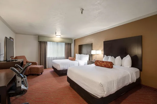 غرفة قياسية بسريرين كوين، Best Western Plus Parkway Inn. 3/5