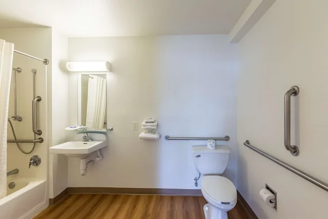 غرفة قياسية بسريرين مزدوجين، Motel6 Klamath Falls, OR 6/7