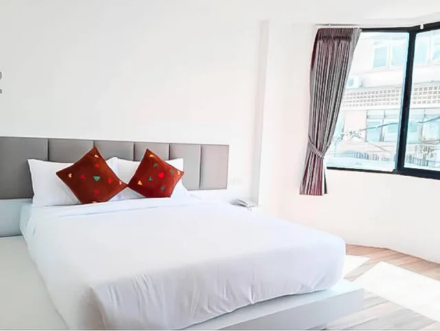 Economy, Queen Bed, The Habour Front Hotel Surat Thani 1/3