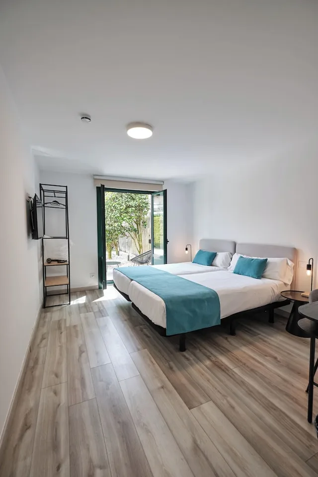 غرفة قياسية بسريرين منفصلين وسرير كوين، Pombal Rooms Santiago 1/7