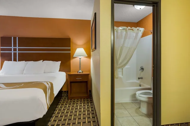 غرفة قياسية بسرير كينج مع أريكة، Quality Inn Ashland I-70 and US 250 3/5