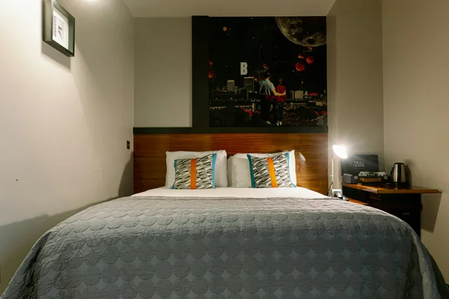 Dinky, King Bed، Bullitt Hotel 2/3