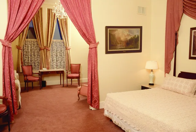 جناح بسرير كينج بجاكوزي، Geiser Grand Hotel 3/5