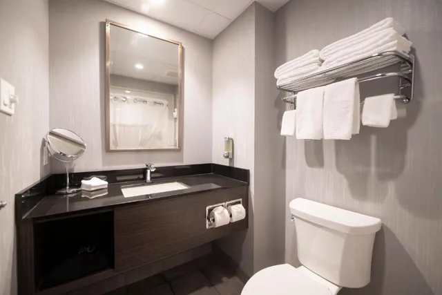 Suite, Hotel & Suites Le Dauphin Quebec 7/8