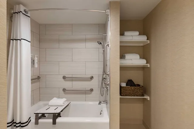 Suite, King Bed, Sunset View, Balcony, Accessible، Embassy Suites by Hilton Deerfield Beach Resort & Spa 2/2