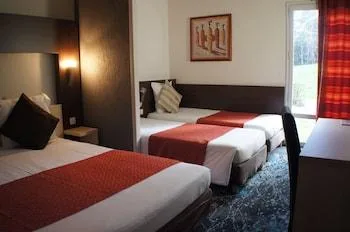 غرفة رباعية بسرير مزدوج وسريرين منفصلين، Hotel the Originals Annonay Est La Siesta 9/9