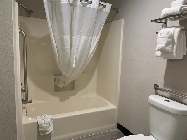 غرفة بسرير كينج، Quality Inn Airport East El Paso 3/4