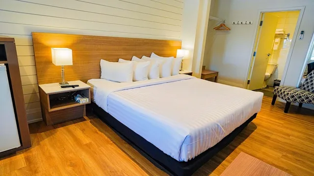 غرفة قياسية بسرير كينج، Colonial Hotel & Suites 4/4