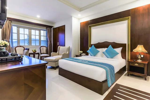 Deluxe, Queen Bed, Partial River View، Ibiza Riverfront Hotel Da Nang 2/7