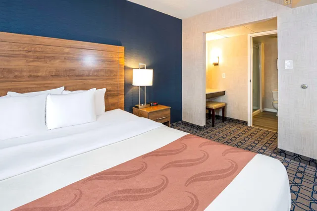 Upgrade, Suite, King Bed، Quality Suites Whitby 2/10