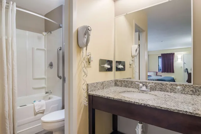غرفة قياسية بسرير كينج، Rodeway Inn and Suites Monroeville Pittsburgh 5/5
