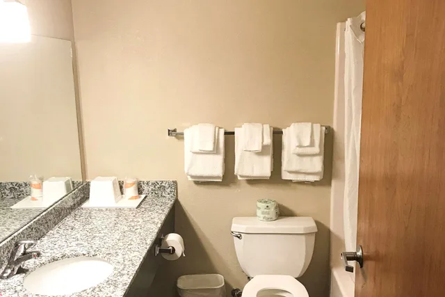 غرفة بسرير كينج، Econo Lodge Mifflintown 2/3