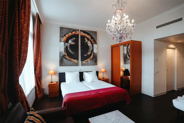 غرفة قياسية بسرير كينج، Grand Museum Hotel, BW Signature Collection 2/9